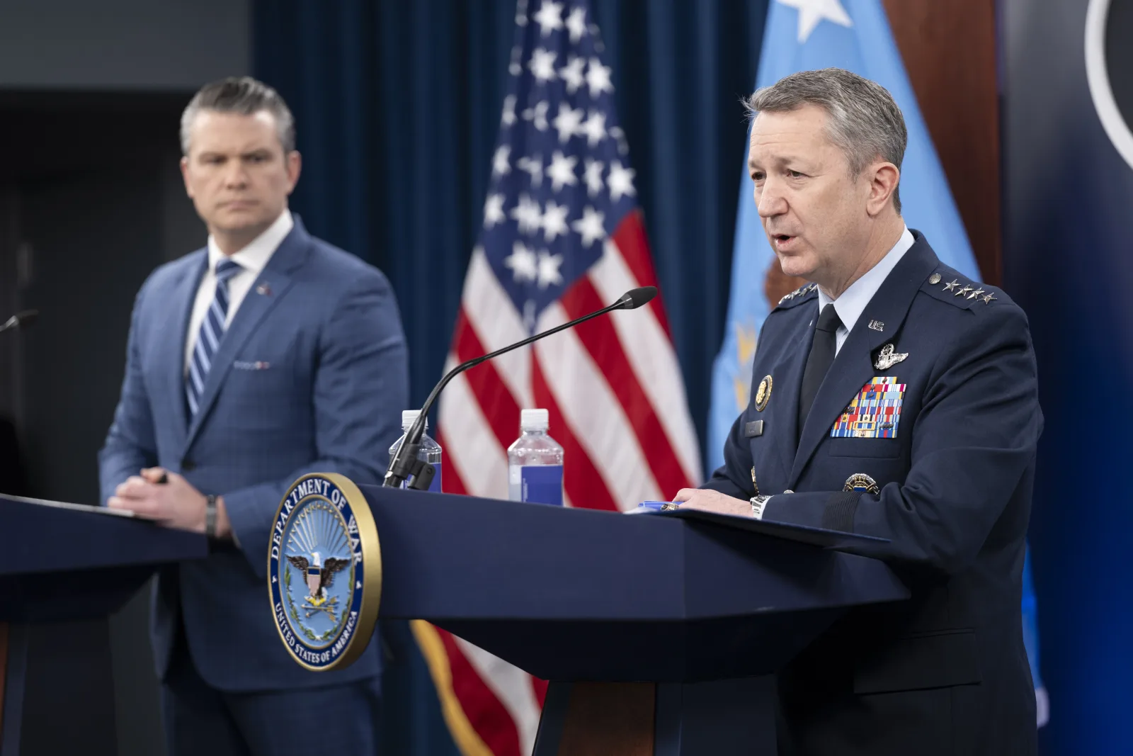 Pete Hegseth dan Jeneral Dan Caine pada taklimat di Pentagon