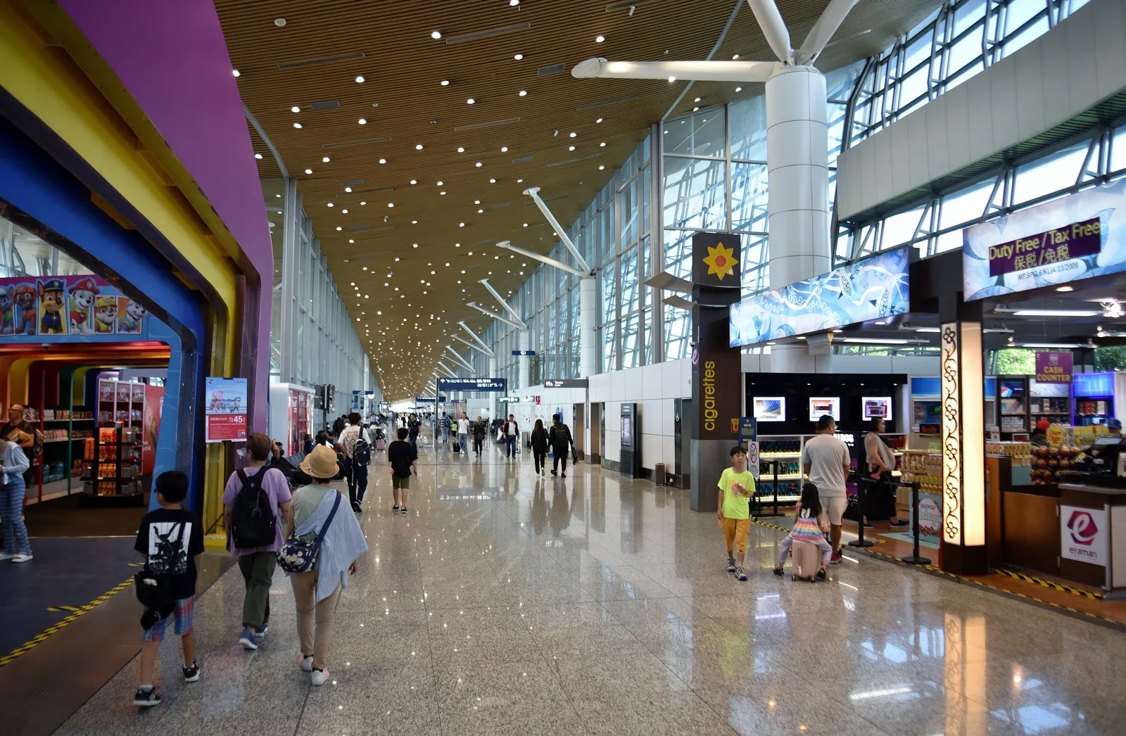 Ruang dalam terminal utama Lapangan Terbang Antarabangsa Kuala Lumpur dalam foto arkib 15 Ogos 2023. Foto Bahnfrend/Wikimedia Commons