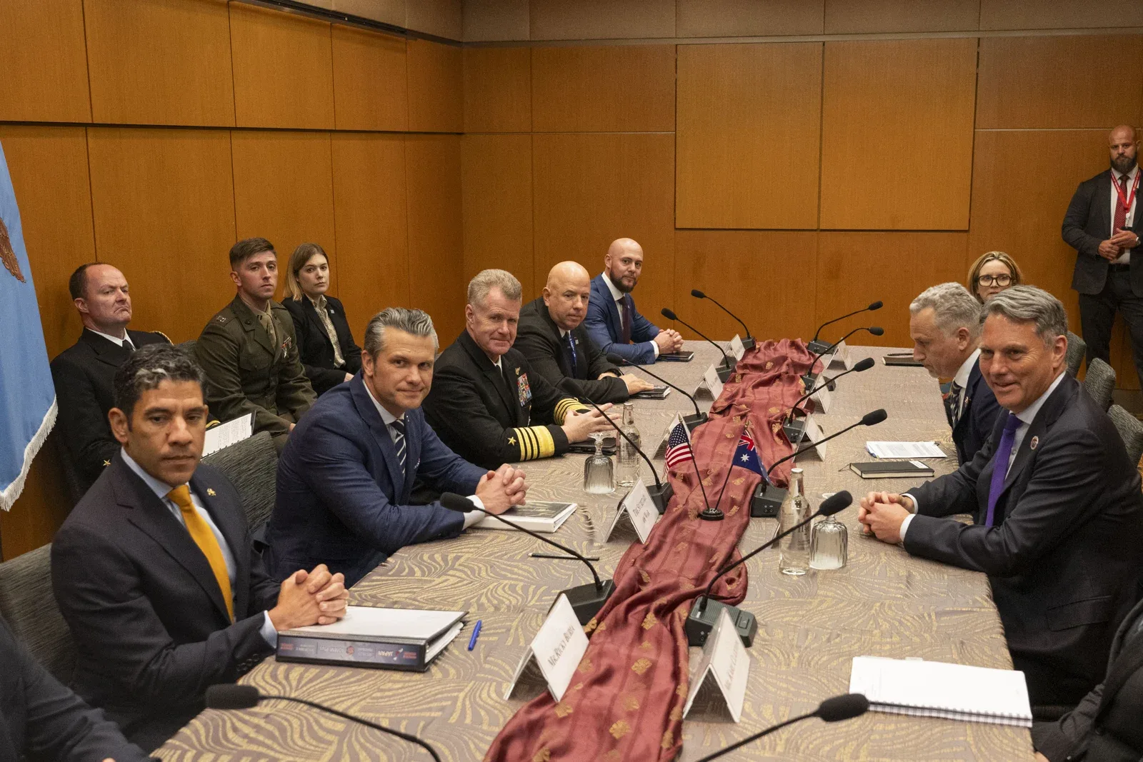 Richard Marles bersama delegasi Australia dalam pertemuan dua hala dengan Amerika Syarikat di Kuala Lumpur pada 1 November 2025. Foto Madelyn Keech/Tentera Udara Amerika Syarikat