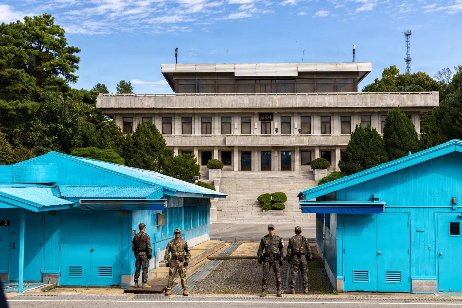Anggota tentera Korea Selatan dan Amerika Syarikat berkawal di Kawasan Keselamatan Bersama, Panmunjom dalam foto arkib 15 Oktober 2025. Foto Joseph Liggio/Tentera Darat Amerika Syarikat
