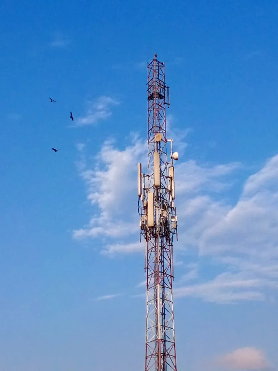 Gambar hiasan menara telekomunikasi di Effurun, Nigeria; bukan rakaman infrastruktur sistem amaran Malaysia. Foto PicsPro/Wikimedia Commons