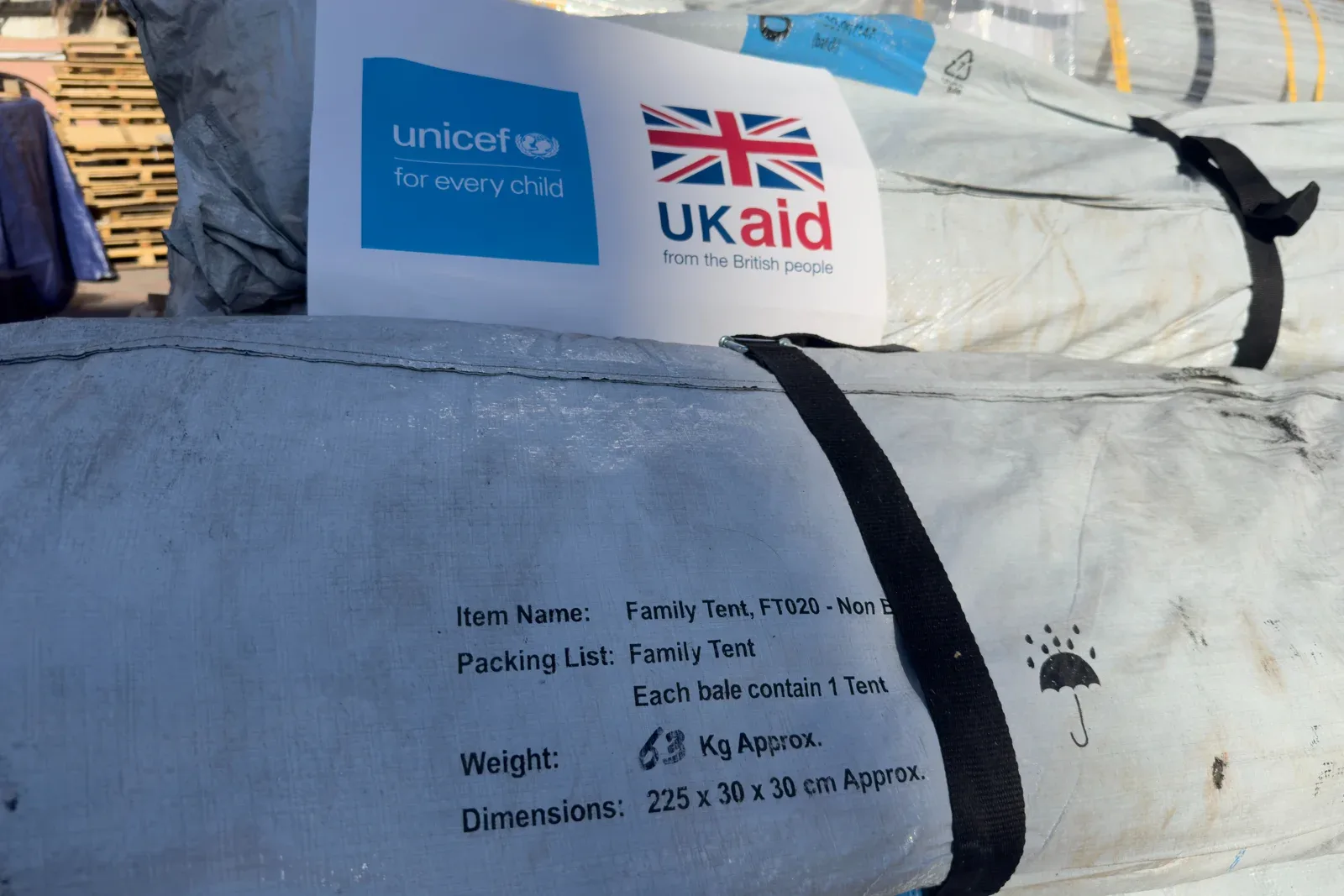 Bekalan khemah yang dibiayai United Kingdom tiba di Gaza dalam foto arkib 1 Disember 2025. Foto Foreign, Commonwealth & Development Office/Wikimedia Commons