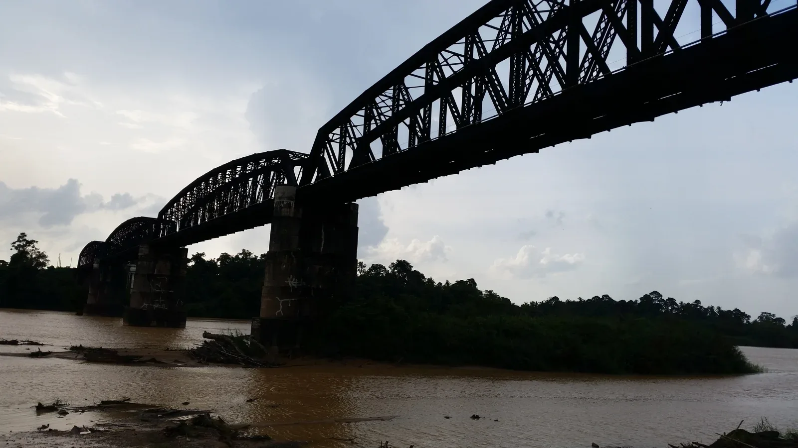 Jambatan kereta api Guillemard merentasi Sungai Kelantan dalam foto arkib 9 Ogos 2014. Foto Akml5599/Wikimedia Commons