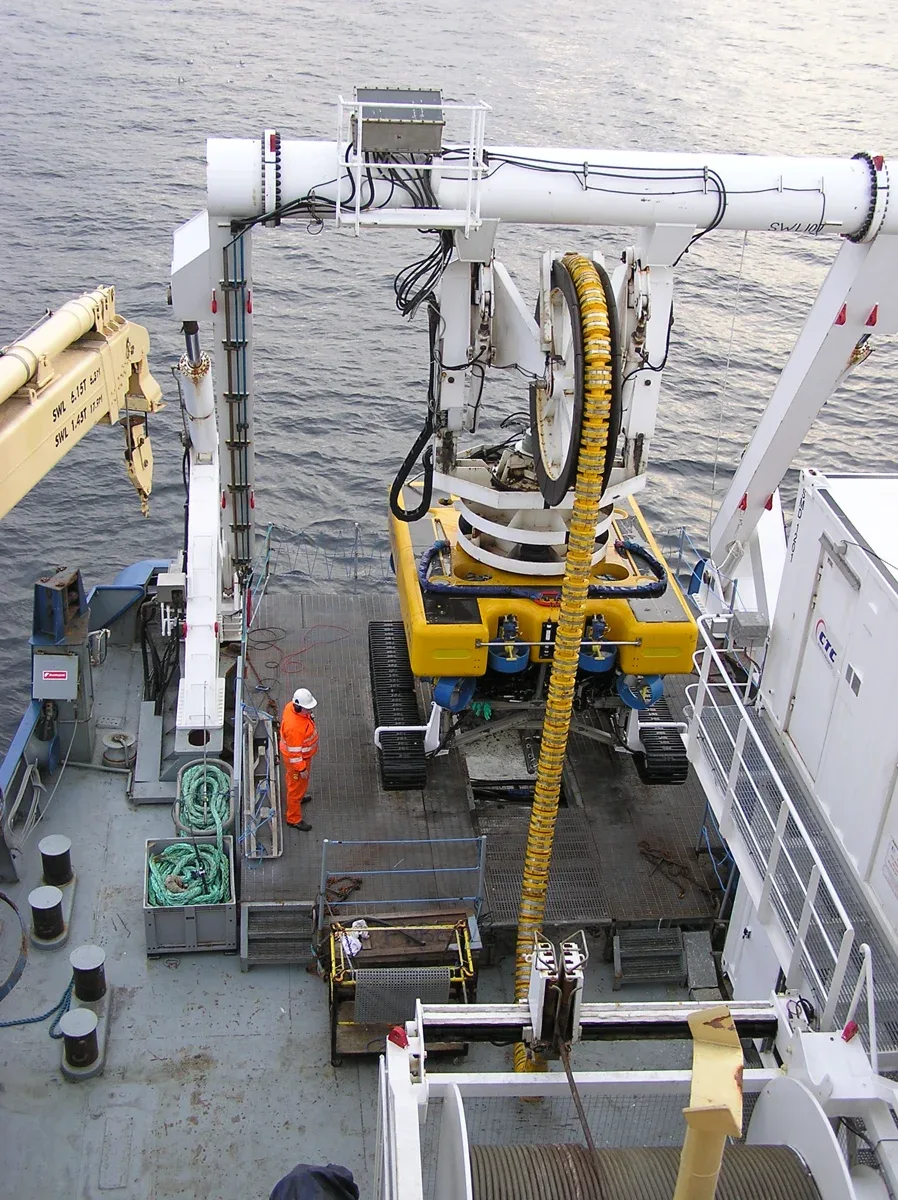 Peralatan kendalian jauh dilancarkan dari kapal kabel Peter Faber bagi sistem TAT-14 dalam foto arkib 23 April 2005; bukan projek SALAM. Foto Tom Jervis/Wikimedia Commons