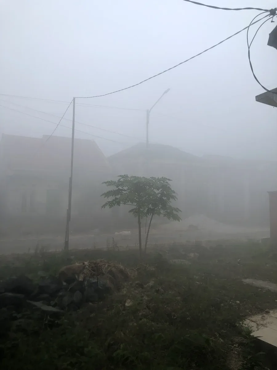 Jerebu akibat kebakaran hutan di Landasan Ulin, Banjarbaru, Kalimantan Selatan dalam foto arkib 19 Ogos 2026. Foto Zenibas/Wikimedia Commons