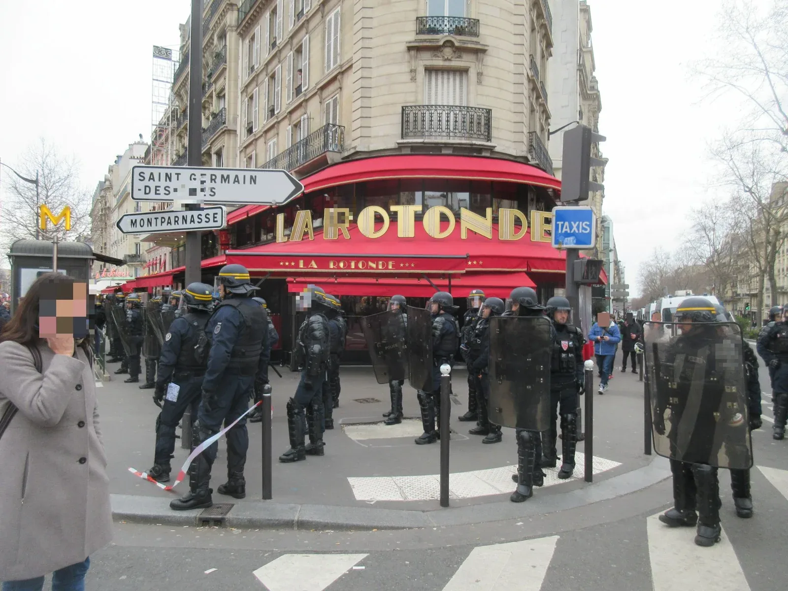 Polis mengawal kawasan La Rotonde di Paris ketika demonstrasi pembaharuan pencen dalam foto arkib 15 Mac 2023. Foto William Jexpire/Wikimedia Commons
