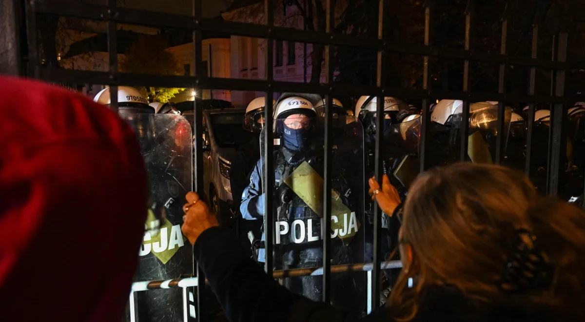 Polis mengawal pagar Tribunal Perlembagaan di Warsaw