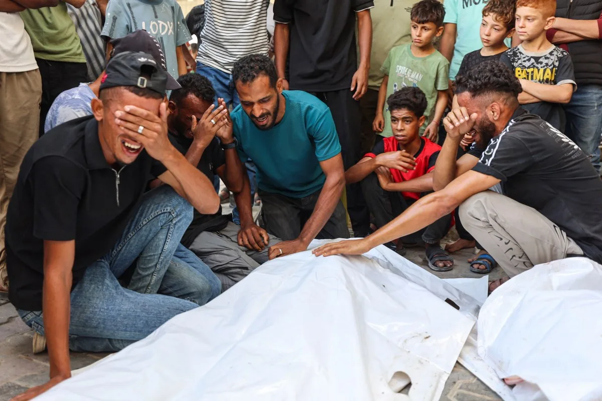 Suasana pengebumian di Hospital Al-Shifa dalam foto arkib